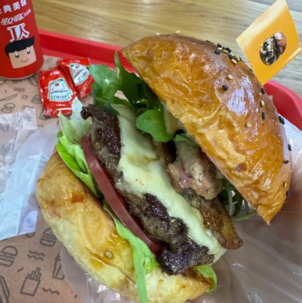 开源策略 复旦大学的鹅肝汉堡突然火了！食堂档口前数十人排队，网友流下羡慕的口水